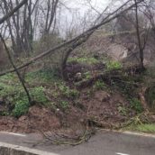 Maltempo, frana sulla A16: caschi rossi in azione Maltempo, frana sulla A16: caschi rossi in azione