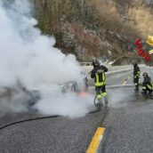 Monteforte Irpino, auto in fiamme sulla A16 Monteforte Irpino, auto in fiamme sulla A16