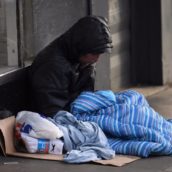 Senzatetto trovato morto a Milano: in banca aveva 100mila euro e titoli Senzatetto trovato morto a Milano: in banca aveva 100mila euro e titoli