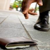 Avellino, trova un portafogli con 10mila euro all’interno e lo consegna alla Polizia Municipale Avellino, trova un portafogli con 10mila euro all’interno e lo consegna alla Polizia Municipale