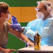Covid-19, domani si parte con il richiamo del vaccino per gli over 80 Covid-19, domani si parte con il richiamo del vaccino per gli over 80