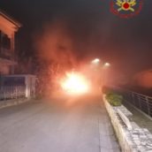 Avella, incendi nella notte: doppio intervento dei Vigili del Fuoco Avella, incendi nella notte: doppio intervento dei Vigili del Fuoco