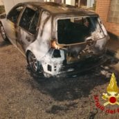 Quadrelle, auto in fiamme nella notte: indagini in corso