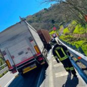 Montemiletto, incidente sulla A16 tra due autocarri: ferito un uomo Montemiletto, incidente sulla A16 tra due autocarri: ferito un uomo