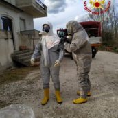 Montecalvo Irpino, anziani malati di Covid soccorsi dai Vigili del Fuoco: erano senza corrente e senza collegamento telefonico Montecalvo Irpino, anziani malati di Covid soccorsi dai Vigili del Fuoco: erano senza corrente e senza collegamento telefonico