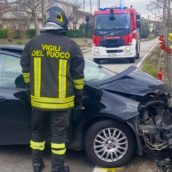 Auto contro un muro a San Martino Valle Caudina: 2 feriti Auto contro un muro a San Martino Valle Caudina: 2 feriti