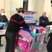 Benevento, Caritas e Carabinieri distribuiscono panieri alimentari ai bisognosi Benevento, Caritas e Carabinieri distribuiscono panieri alimentari ai bisognosi