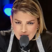 Emma festeggia gli 11 anni di carriera e ringrazia i genitori:“Vi dedico tutto, per l’amore che ho sempre ricevuto” Emma festeggia gli 11 anni di carriera e ringrazia i genitori:“Vi dedico tutto, per l’amore che ho sempre ricevuto”