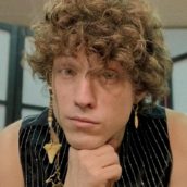 Sanremo 2021: Irama riammesso in gara, la scaletta e gli ospiti della seconda serata Sanremo 2021: Irama riammesso in gara, la scaletta e gli ospiti della seconda serata