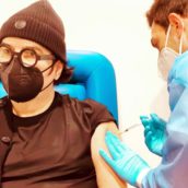 Si è vaccinato il “paziente Zero”: il messaggio ai fan Si è vaccinato il “paziente Zero”: il messaggio ai fan