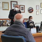 Carabinieri in aiuto ai più anziani per prenotare il vaccino anti-Covid Carabinieri in aiuto ai più anziani per prenotare il vaccino anti-Covid