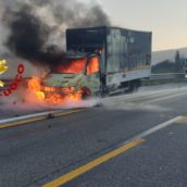 Monteforte Irpino, autocarro in fiamme sulla A16 Monteforte Irpino, autocarro in fiamme sulla A16