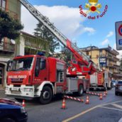 Montella, incendio in un sottotetto: stabile evacuato a scopo precauzionale Montella, incendio in un sottotetto: stabile evacuato a scopo precauzionale