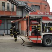 Ariano Irpino, incendio all’interno di una struttura alberghiera in disuso da anni: caschi rossi in azione