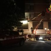 Avellino, fiamme sul terrazzo di uno studio di radiologia: intervento dei caschi rossi Avellino, fiamme sul terrazzo di uno studio di radiologia: intervento dei caschi rossi