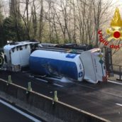 Autocisterna che trasporta ossigeno liquido si ribalta: due feriti