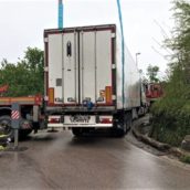 Atripalda, autoarticolato finisce fuori strada: nessuna conseguenza per l’autista Atripalda, autoarticolato finisce fuori strada: nessuna conseguenza per l’autista