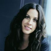 Alanis Morissette: un nuovo singolo a favore dei lavoratori dello spettacolo Alanis Morissette: un nuovo singolo a favore dei lavoratori dello spettacolo
