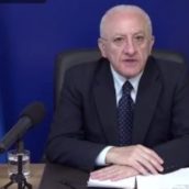 De Luca: “Governo chiarisca ad horas sulla utilizzabilità del vaccino Astrazaneca” De Luca: “Governo chiarisca ad horas sulla utilizzabilità del vaccino Astrazaneca”