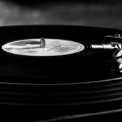 Il vinile supera i CD nelle vendite: non succedeva da trent’anni Il vinile supera i CD nelle vendite: non succedeva da trent’anni