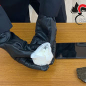 Detenzione illecita di stupefacenti e resistenza a Pubblico Ufficiale: pusher arrestato dai Carabinieri Detenzione illecita di stupefacenti e resistenza a Pubblico Ufficiale: pusher arrestato dai Carabinieri