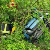 Ariano Irpino, auto sbanda e finisce fuori strada: caschi rossi in azione Ariano Irpino, auto sbanda e finisce fuori strada: caschi rossi in azione