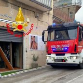 Gesualdo, fiamme in una gioielleria: fiamme spente dai caschi rossi Gesualdo, fiamme in una gioielleria: fiamme spente dai caschi rossi