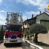 Santo Stefano del Sole, incendio di una villetta: caschi rossi in azione Santo Stefano del Sole, incendio di una villetta: caschi rossi in azione