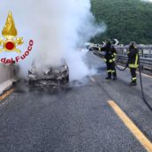 Monteforte Irpino, incendio per autovettura in transito: illesi quattro operai Monteforte Irpino, incendio per autovettura in transito: illesi quattro operai