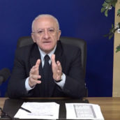 De Luca: “Ho il terrore delle serate e delle nottate di movida. Si rischia l’estate” De Luca: “Ho il terrore delle serate e delle nottate di movida. Si rischia l’estate”