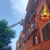 Avellino, caduta di calcinacci dai balconi di un edificio: caschi rossi in azione