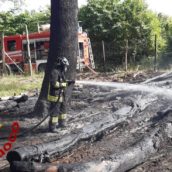 Forino, cumulo di legna in fiamme: caschi rossi in azione