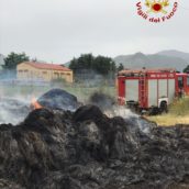 Montella, rotoballe di fieno in fiamme: paura e danni