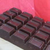 Aggredì la collega con una stecca di cioccolato, mandandola all’ospedale: licenziata, evita il processo Aggredì la collega con una stecca di cioccolato, mandandola all’ospedale: licenziata, evita il processo