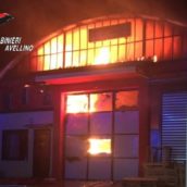 Pietradefusi, incendio in un capannone industriale: indagini in corso Pietradefusi, incendio in un capannone industriale: indagini in corso