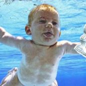 Nirvana: il bambino della copertina di Nevermind fa causa alla band Nirvana: il bambino della copertina di Nevermind fa causa alla band