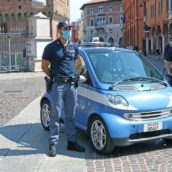 Trova una donna completamente nuda che nuota nella sua piscina e chiama la Polizia Trova una donna completamente nuda che nuota nella sua piscina e chiama la Polizia