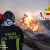 Frigento, a fuoco deposito agricolo: impegnate tre squadre dei caschi rossi Frigento, a fuoco deposito agricolo: impegnate tre squadre dei caschi rossi