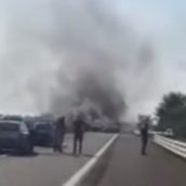 Assaltano tir su A16 a Cerignola, ma il camion è vuoto: rapinatori fuggono dopo aver incendiato due veicoli Assaltano tir su A16 a Cerignola, ma il camion è vuoto: rapinatori fuggono dopo aver incendiato due veicoli
