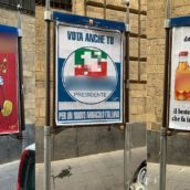 Napoli, sulle pareti di un quartiere spuntano manifesti con bestemmie: esplode la polemica