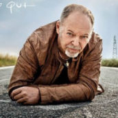 Vasco Rossi mostra la copertina del nuovo album, “Siamo Qui” Vasco Rossi mostra la copertina del nuovo album, “Siamo Qui”