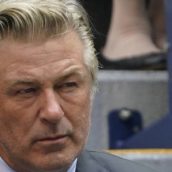 Tragico incidente sul set di “Rust”: Alec Baldwin fa fuoco con un’arma di scena, uccide una donna e ferisce un uomo