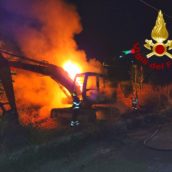 Grottolella, escavatore in fiamme nella notte: si indaga