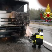 Monteforte Irpino, autotreno in transito in fiamme: nessuna conseguenza per il conducente