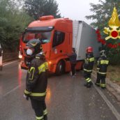 Atripalda, autoarticolato finisce fuori strada: recuperato con l’autogru