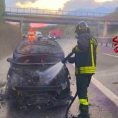 Auto in transito avvolta dalle fiamme sulla A16, intervengono i Vigili del Fuoco Auto in transito avvolta dalle fiamme sulla A16, intervengono i Vigili del Fuoco