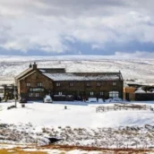 Una tempesta di neve nel Regno Unito blocca 61 persone in un pub per due giorni