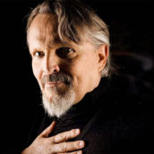 Miguel Bosé si racconta nella suo nuovo libro e parla dei genitori: “Il mio problema era sopravvivere tutti i giorni a quei due mostri”