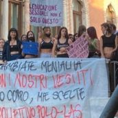 Insegnante di educazione fisica vieta alle ragazze il top: protestano le studentesse Insegnante di educazione fisica vieta alle ragazze il top: protestano le studentesse