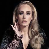 Adele ritrova l’insegnante del liceo che l’ha ispirata a scrivere canzoni e la invita ai suoi concerti Adele ritrova l’insegnante del liceo che l’ha ispirata a scrivere canzoni e la invita ai suoi concerti
